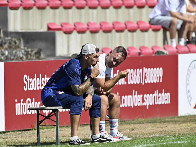TSV Burgebrach gegen Haibach in Personalnot Trainer Tobias Burger (links) und Teammanager Christian Trunk diskutieren. Gegen Haibach muss Burgebrach diverse Spieler ersetzen.