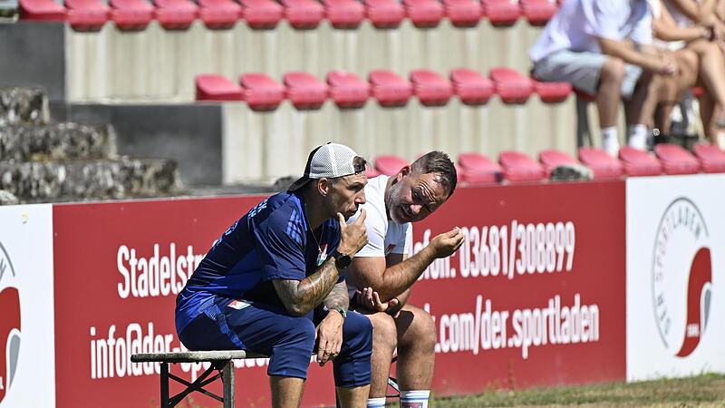 TSV Burgebrach gegen Haibach in Personalnot Trainer Tobias Burger (links) und Teammanager Christian Trunk diskutieren. Gegen Haibach muss Burgebrach diverse Spieler ersetzen.