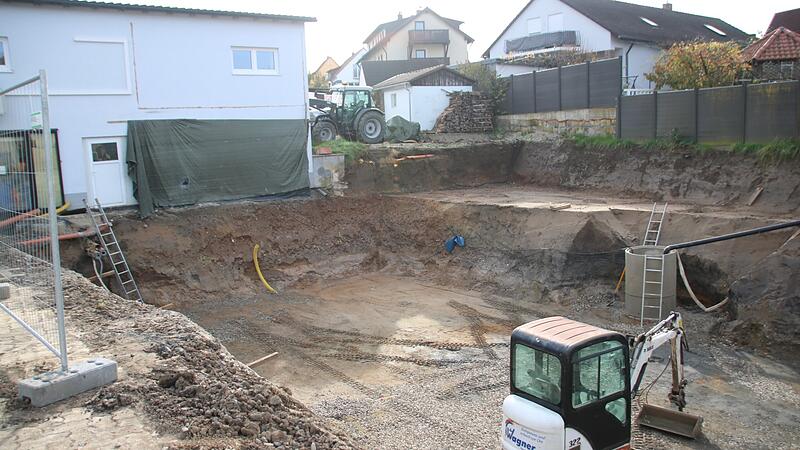 Die Baugrube in Sch&ouml;nbrunn ist schon ausgehoben. Hier entsteht der Bunker f&uuml;r die Hackschnitzel.