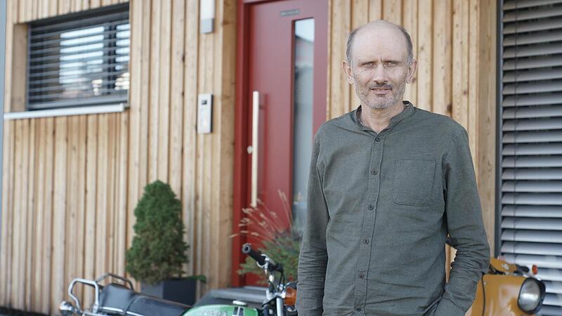 Michael Albert vor einem holzvertäfelten sogenannten Tiny-Haus. Der Burkardrother Unternehmer möchte Fertighäuser so energieeffizient wie möglich anbieten. Michael Albert vor einem holzvertäfelten sogenannten Tiny-Haus. Der Burkardrother Unternehmer möchte Fertighäuser so energieeffizient wie möglich anbieten.