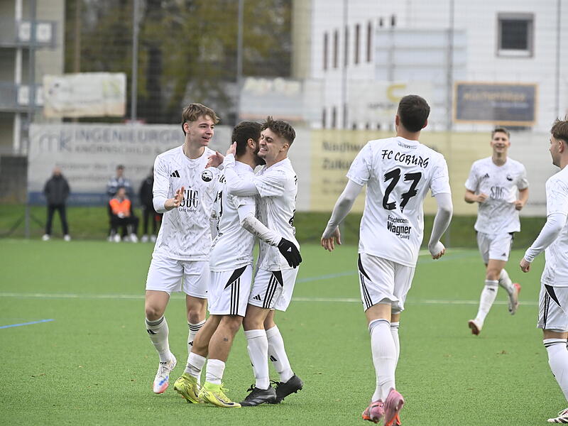 Die Spieler des FC Coburg bejubeln das 2:0 von Cristian Fischer gegen den SC Großschwarzenlohe.