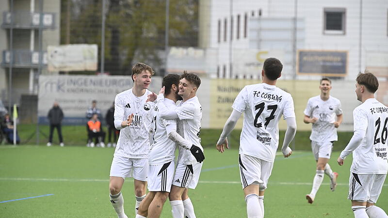 Die Spieler des FC Coburg bejubeln das 2:0 von Cristian Fischer gegen den SC Großschwarzenlohe. Die Spieler des FC Coburg bejubeln das 2:0 von Cristian Fischer gegen den SC Großschwarzenlohe.