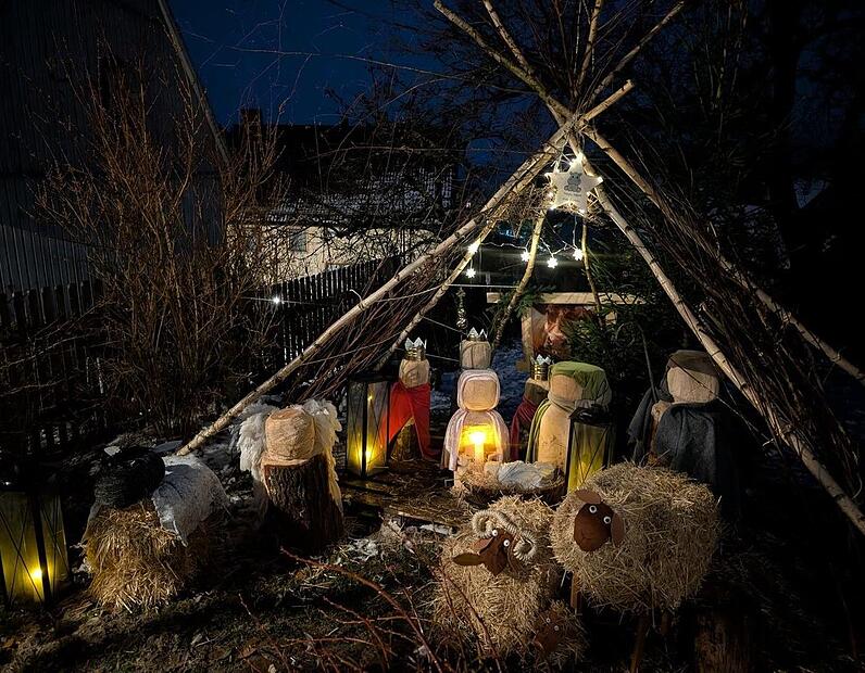 Die &bdquo;Hippo Kids&ldquo;, Kinder von drei bis zw&ouml;lf Jahren, haben den Christbaum vorm Pfarrhaus geschm&uuml;ckt und eine gro&szlig;e Outdoor-Krippe aus selbstgeschnitzten Tieren im Pfarrgarten aufgestellt.