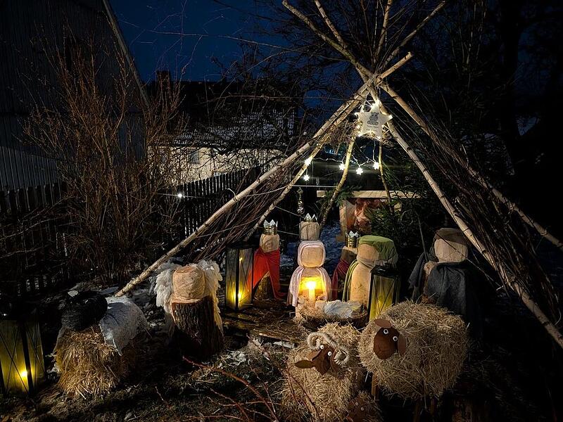 Die &bdquo;Hippo Kids&ldquo;, Kinder von drei bis zw&ouml;lf Jahren, haben den Christbaum vorm Pfarrhaus geschm&uuml;ckt und eine gro&szlig;e Outdoor-Krippe aus selbstgeschnitzten Tieren im Pfarrgarten aufgestellt.