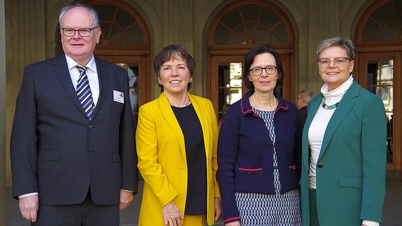 Der Vorsitzende des Hospizvereins Bad Kissingen, Reinhard H&ouml;hn, die ehemalige Ratsvorsitzende der Evangelischen Kirche in Deutschland, Margot K&auml;&szlig;mann, Pfarrerin Jacqueline Barraud-Volk und Sabine Dittmar, Staatssekret&auml;rin im Bundesgesundheitsminis...