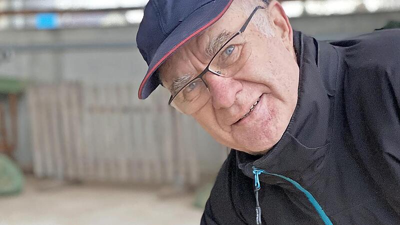 Sebastian H&ouml;pflinger testet die Qualit&auml;t der Hackschnitzel.