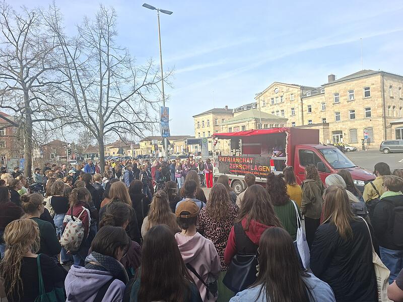 Am Weltfrauentag gingen zahlreiche Menschen in Bamberg auf die Stra&szlig;e. Sie finden: Gleichheit zwischen Mann und Frau - das ist noch l&auml;ngst nicht Realit&auml;t.