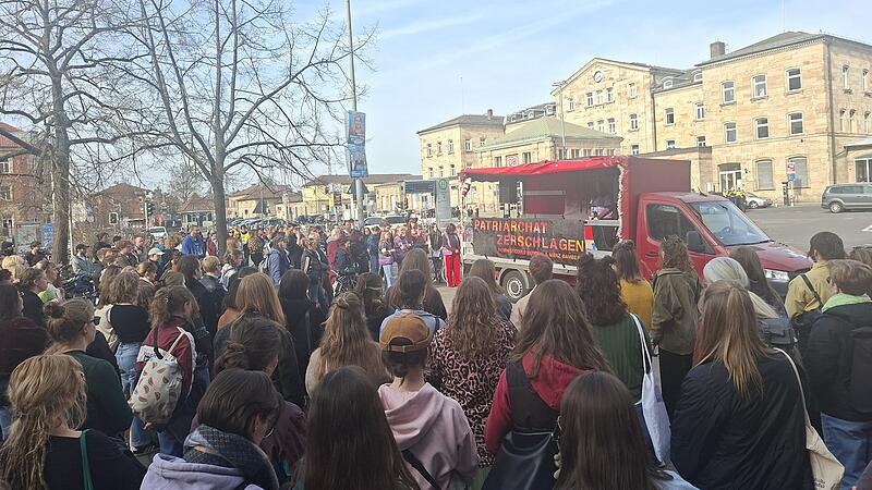 Am Weltfrauentag gingen zahlreiche Menschen in Bamberg auf die Stra&szlig;e. Sie finden: Gleichheit zwischen Mann und Frau - das ist noch l&auml;ngst nicht Realit&auml;t.