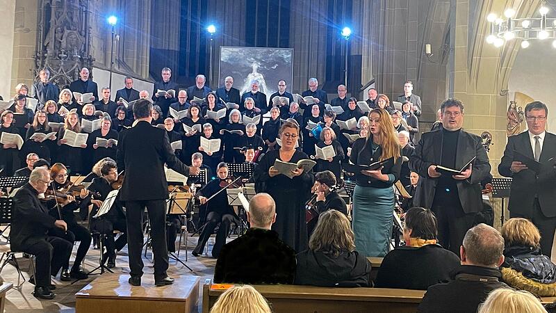 Christian Stegmann führte mit Kirchenchor und Kammerchor von St. Johannes in Kitzingen und Solisten das Requiem von Mozart auf.