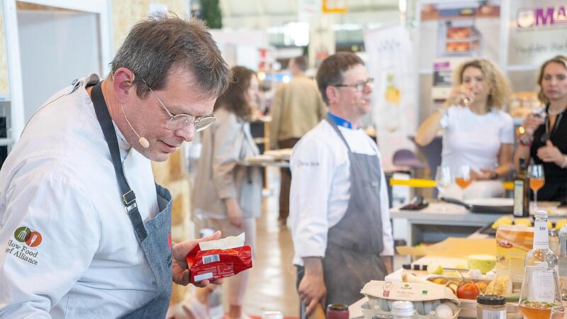 Thomas König (links) und Detlev Ueter, Slow Food Chef Alliance, kochen vor Ort.