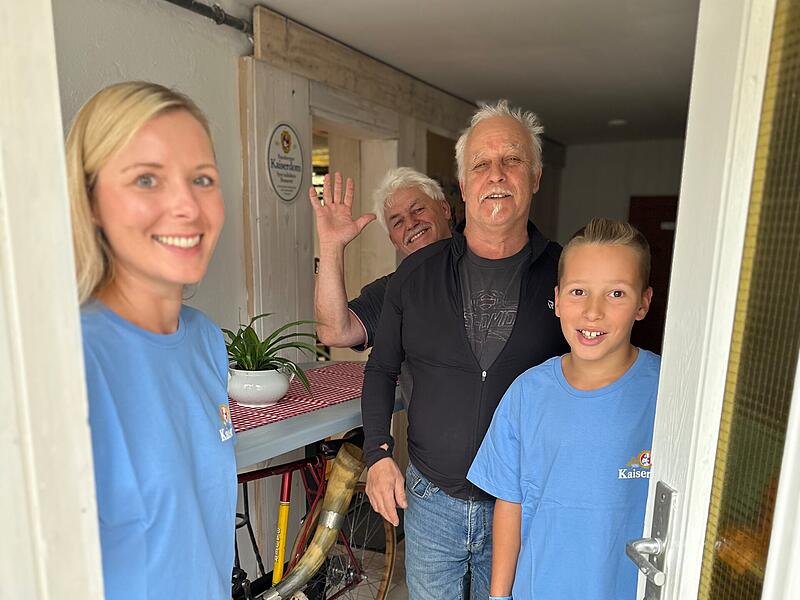 Hereinspaziert! Mareike Knorr, Reiner Fuchs, Gerhard Alt und Philian Knorr (v. li.) öffnen die Tür des ersten eigenen Vereinsheims des Radballvereins Solidarität Gaustadt an der Gaustadter Hauptstraße 28.