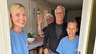 Hereinspaziert! Mareike Knorr, Reiner Fuchs, Gerhard Alt und Philian Knorr (v. li.) öffnen die Tür des ersten eigenen Vereinsheims des Radballvereins Solidarität Gaustadt an der Gaustadter Hauptstraße 28.
