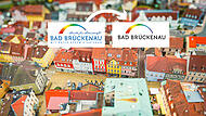 Die direkte Gegenüberstellung des alten und neuen Logos der Stadt Bad Brückenau.