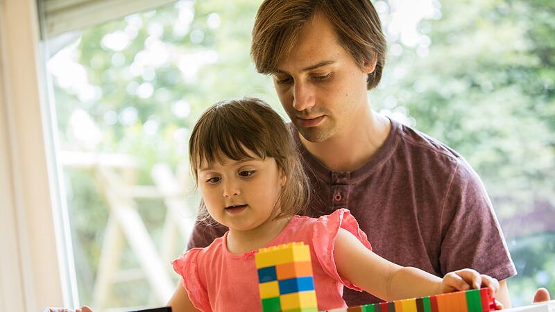 Vater spielt mit seiner Tochter