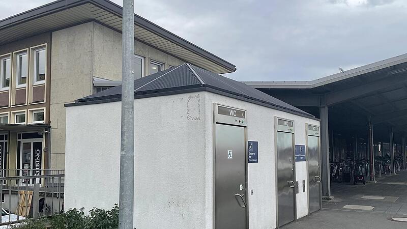 Au&szlig;en hui, aber innen pfui: Der Zustand der Bahnhofstoiletten am Schweinfurter Hauptbahnhof ist schockierend.