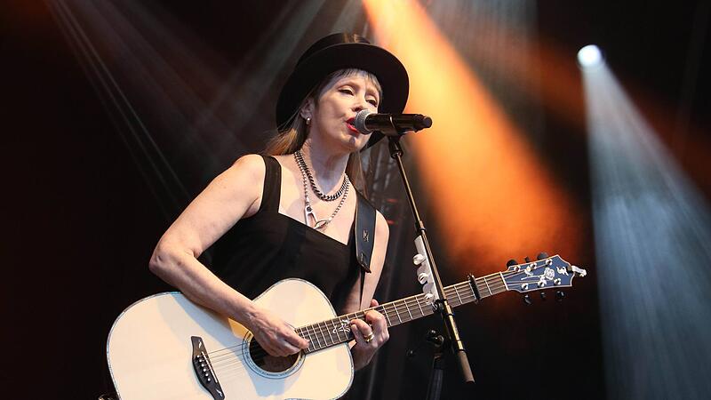 850 Fans bei Suzanne Vega in Kulmbach auf der Plassenburg 850 Fans bei Suzanne Vega in Kulmbach auf der Plassenburg