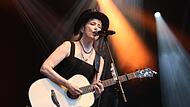 850 Fans bei Suzanne Vega in Kulmbach auf der Plassenburg