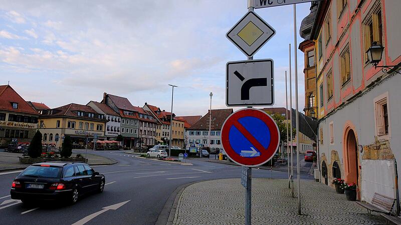 Auf Höhe der jetzigen Beschilderung wird bis Ende August eine Ampel angebracht. Sie regelt den Verkehr in Richtung Marktplatz beziehungsweise Rathausstraße Richtung Rewe-Markt.
