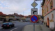 Auf Höhe der jetzigen Beschilderung wird bis Ende August eine Ampel angebracht. Sie regelt den Verkehr in Richtung Marktplatz beziehungsweise Rathausstraße Richtung Rewe-Markt.