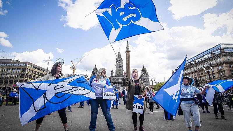 Demonstranten schwenken in Glasgow Fahnen w&auml;hrend einer Kundgebung f&uuml;r die schottische Unabh&auml;ngigkeit auf dem George Square.