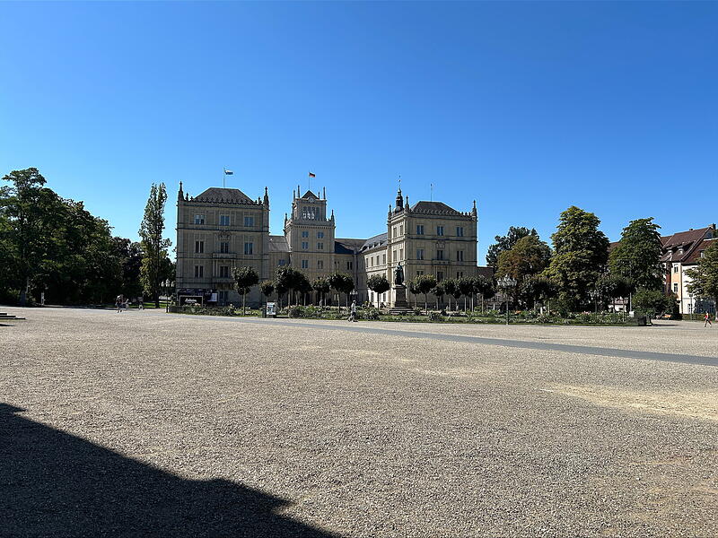 Tolle Aussicht: Von den B&auml;nken auf dem Coburger Schlossplatz kann man den Blick schweifen lassen. Zum Beispiel zur Ehrenburg.