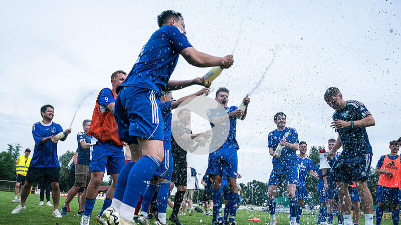 Nach dem Aufstieg in die Kreisliga feiern die Spieler des ASV Weisendorf II ausgelassen. Nach dem Aufstieg in die Kreisliga feiern die Spieler des ASV Weisendorf II ausgelassen.