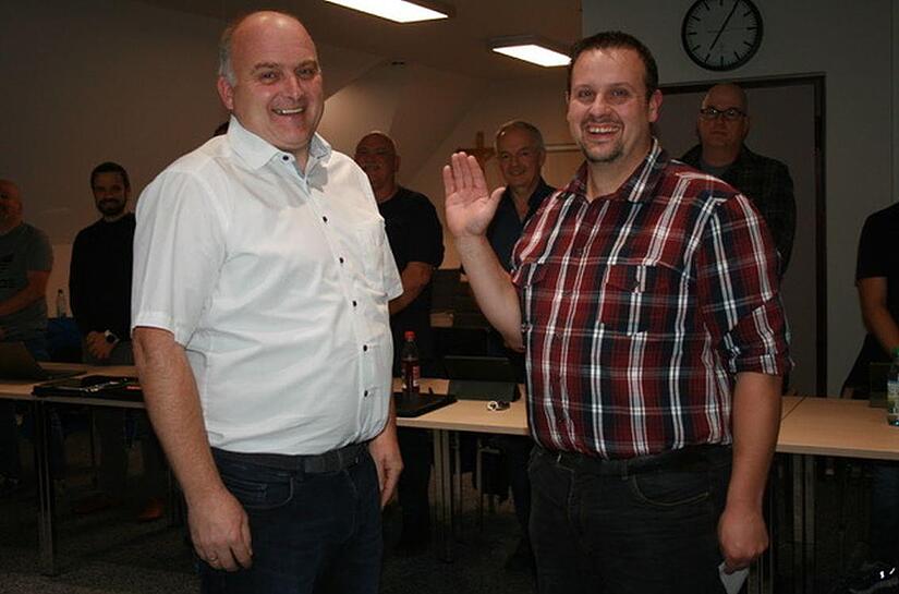 B&uuml;rgermeister Daniel Wehner (links) vereidigt den neuen Marktgemeinderat Markus Alles. Er ist der erste Listennachfolger der CSU.