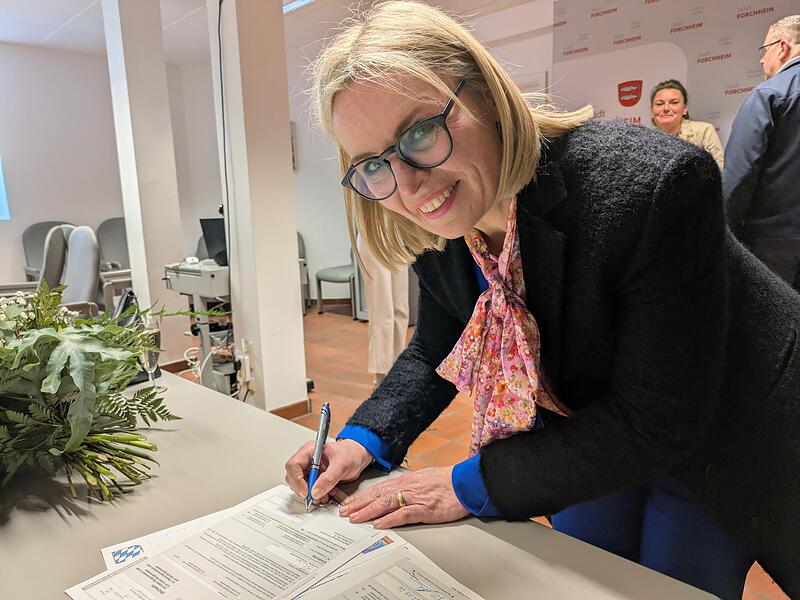 Noch am Wahlabend hat Martina Hebendanz ihre Wahl zur Forchheimer Oberb&uuml;rgermeisterin angenommen. Ab dem 1. Mai winkt ihr dadurch auch eine hohe Verg&uuml;tung.