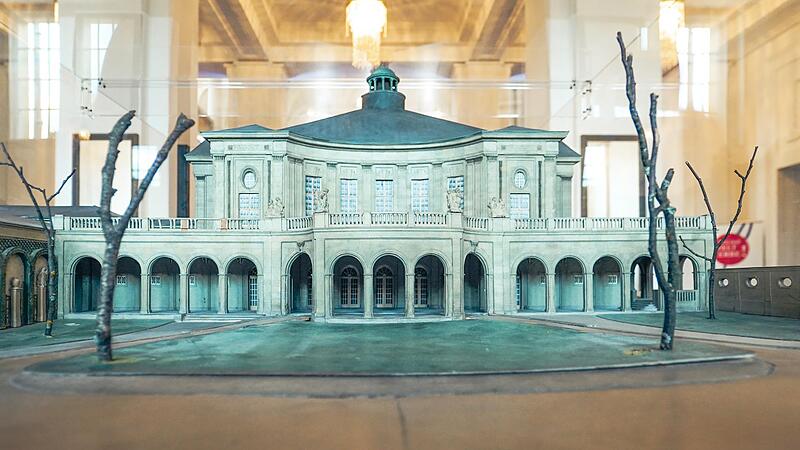 Das Präsentationsmodell zeigt im Maßstab 1:25 repräsentativ den Regentenbau-Entwurf des Architekten  Max Littmann.