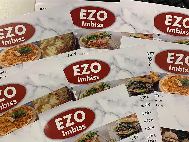 Die 3000 Speisekarten, die noch mit dem alten Namen „EZO-Imbiss“ gedruckt wurden, will der Betreiber der Imbissbude nicht mehr verwenden. Die 3000 Speisekarten, die noch mit dem alten Namen „EZO-Imbiss“ gedruckt wurden, will der Betreiber der Imbissbude nicht mehr verwenden.