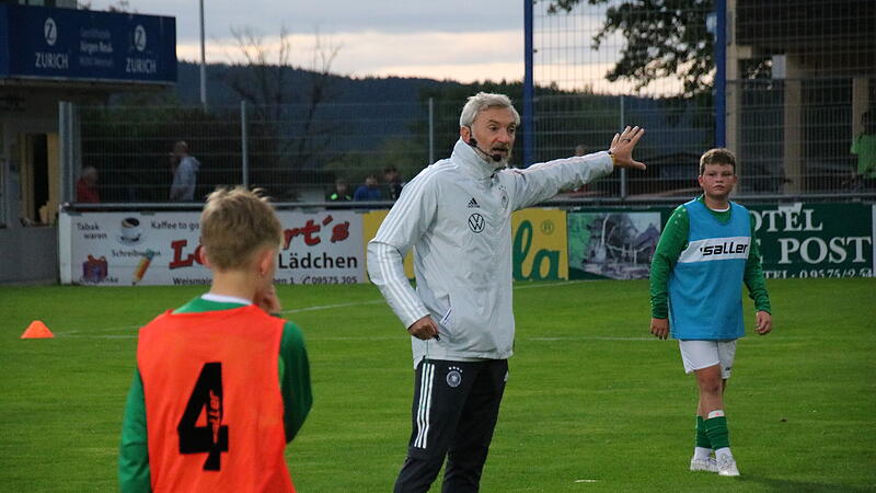 DFB-Trainer Mario Himsl zeigte den oberfr&auml;nkischen Trainern in Weismain, wie er sich ein richtiges Nachwuchstraining vorstellt. Und die Junioren derJFG Gr&uuml;n-Wei&szlig; Frankenwald, die als Vorf&uuml;hr-Mannschaft dienten, kamen ganz sch&ouml;n ins Schwitzen.