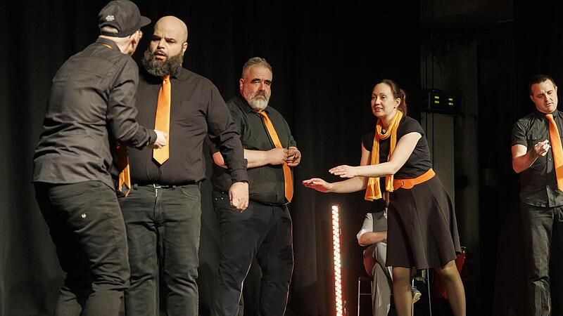 Jugendpfleger Stephan Baierl spielte zusammen mit Philipp Wei&szlig;mann, Michael M&uuml;ller, Lisa van der Linden und Tim Parth vom Impro-Theater &bdquo;Volle M&ouml;hre&ldquo; in H&ouml;chstadt (von links).