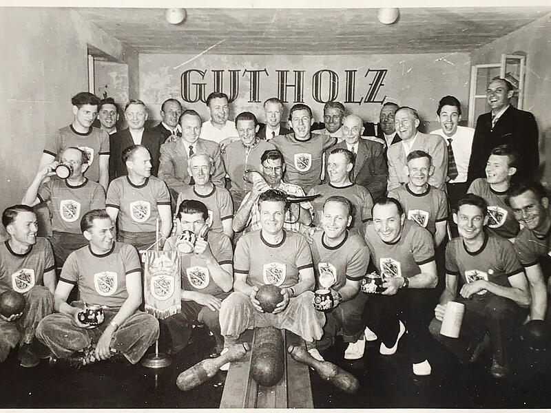 Ein Bild aus den Anfangstagen: 1954 auf der Kegelbahn in der Brauerei G&ouml;ller. Rechts im schwarzen Anzug: Vorsitzender Otto Bessler.