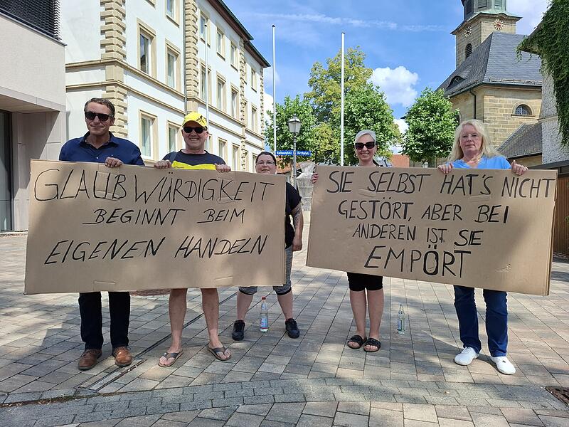 Der ehemalige B&uuml;rgermeister Jochen Weber (links), seine Frau Diana Weber (2. v. rechts) sowie weitere B&uuml;rger protestieren vor dem Rathaus in Michelau vor Beginn des Bau- und Umweltausschuss', bei dem &uuml;ber Naumanns Antrag entschieden werden soll.