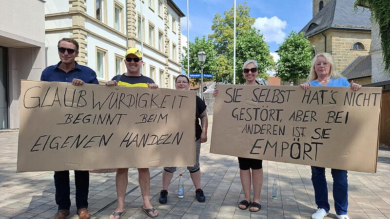 Der ehemalige B&uuml;rgermeister Jochen Weber (links), seine Frau Diana Weber (2. v. rechts) sowie weitere B&uuml;rger protestieren vor dem Rathaus in Michelau vor Beginn des Bau- und Umweltausschuss', bei dem &uuml;ber Naumanns Antrag entschieden werden soll.