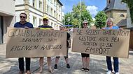 Der ehemalige B&uuml;rgermeister Jochen Weber (links), seine Frau Diana Weber (2. v. rechts) sowie weitere B&uuml;rger protestieren vor dem Rathaus in Michelau vor Beginn des Bau- und Umweltausschuss', bei dem &uuml;ber Naumanns Antrag entschieden werden soll.