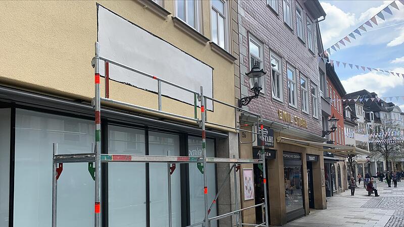 Ein weiterer Leerstand in Coburg verschwindet: Bereits im Mai soll in der Spitalgasse 28 (zuletzt „Nanu Nan“) das Geschäft „Emporium“ eröffnen. Ein weiterer Leerstand in Coburg verschwindet: Bereits im Mai soll in der Spitalgasse 28 (zuletzt „Nanu Nan“) das Geschäft „Emporium“ eröffnen.