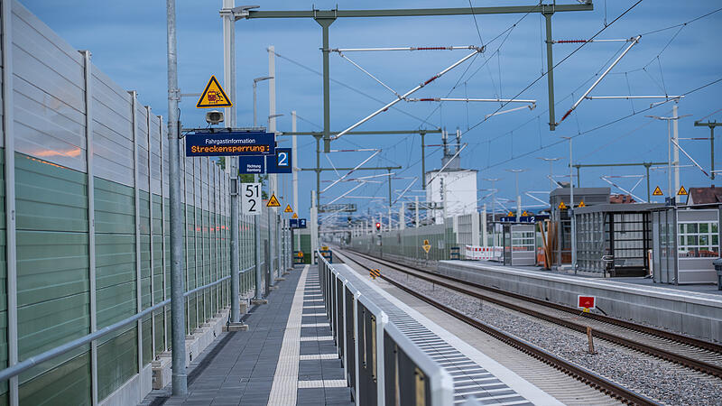 In der Bahnunterf&uuml;hrung in Hirschaid hat ein Unbekannter Holzteile angez&uuml;ndet, die Kripo ermittelt