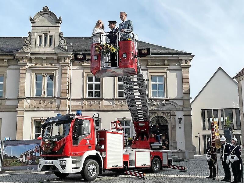 In luftiger Höhe nahm Gemeindereferentin Barbara Heinrich mit Kommandant Fabian Hümmer und Bürgermeister Michael Ziegler (von links) die Segnung vor.