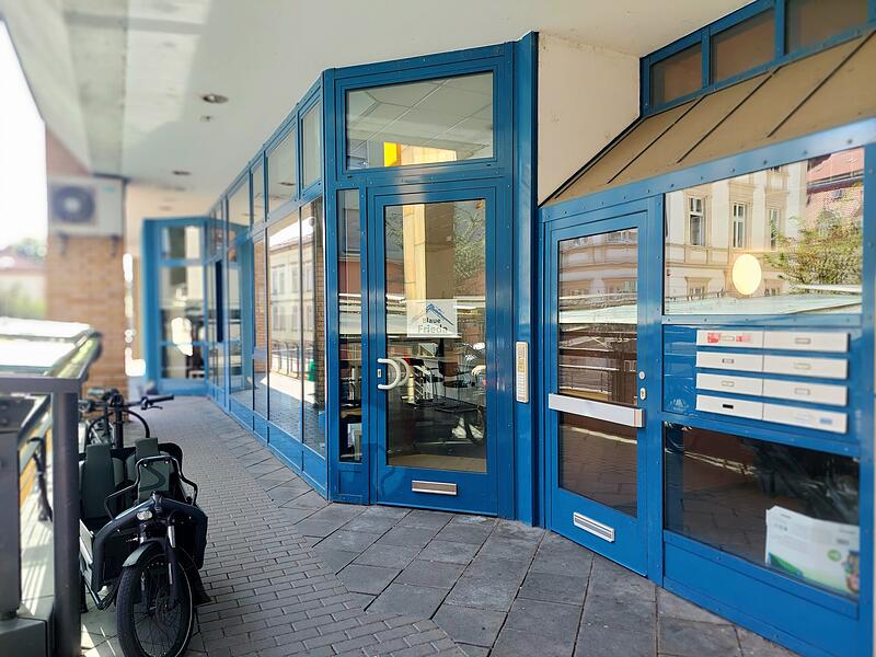 ADAC-Geschäftsstelle Bamberg Dort, wo vor mehr als einem Jahr noch Vignetten verkauft und Reisen gebucht wurden, hat die Begegnungsstätte des Bamberger Vereins „Freund statt fremd“ eine neue Heimat gefunden.