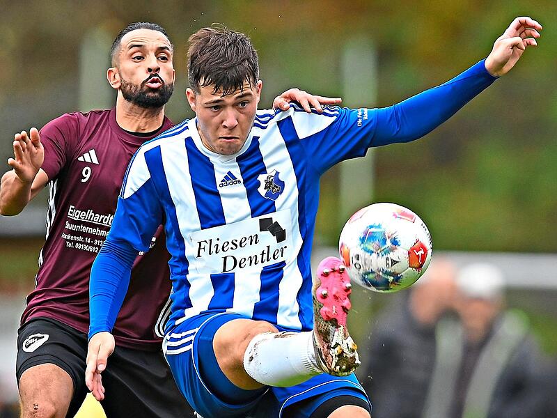 Am Sonntag um 15 Uhr kommt es zum Bezirksliga-Derby zwischen Oesdorf (in Rot) und Zeckern. Sportfoto ZinkForchheim & Fr&auml;nkische Schweiz