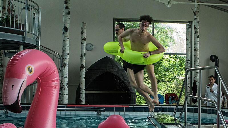 Proben den Sprung ins warme Wasser: Nils Liebscher und Simon Latzer (im Vordergrund) in der Therme Natur in Bad Rodach.