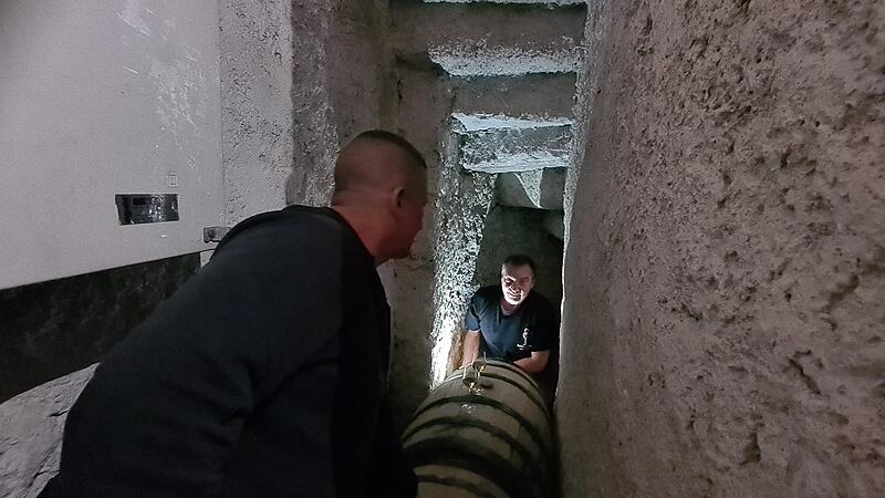 Mike Schmitt und Hannes Haas testen den Whisky unter dem Kirchturm.