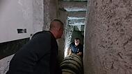 Mike Schmitt und Hannes Haas testen den Whisky unter dem Kirchturm.