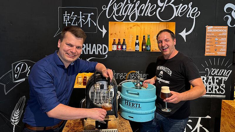 Sie feiern zehn Jahre Bierothek: Christian Klemenz Bierothek-Gr&uuml;nder (links) und David Hertl, Leiter der Bamberger Bierothek-Filiale.