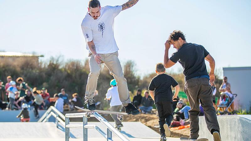 Dominik Schönmann aus Zeil hat’s drauf. Er gleitet mit dem Skateboard auf dem Handlauf – so sieht ein Slide aus!
