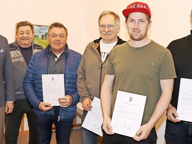 Nach der Vereidigung (von links) Erster B&uuml;rgermeister Michael Zapf, der Obmann der Feldgeschworenen Weismains Ferdinand Humbert, Karl-Heinz Merkel, Erwin Knarr, Patrick Bergmann und Ulrich R&ouml;hrig.