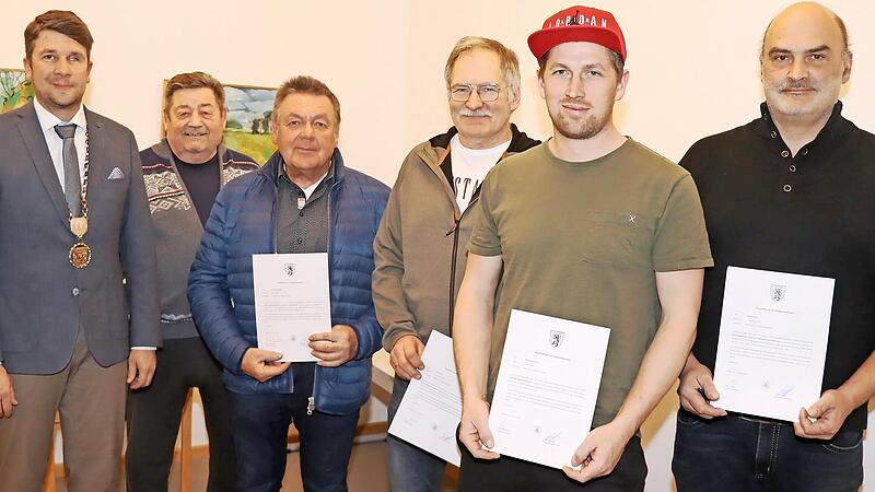Nach der Vereidigung (von links) Erster B&uuml;rgermeister Michael Zapf, der Obmann der Feldgeschworenen Weismains Ferdinand Humbert, Karl-Heinz Merkel, Erwin Knarr, Patrick Bergmann und Ulrich R&ouml;hrig.