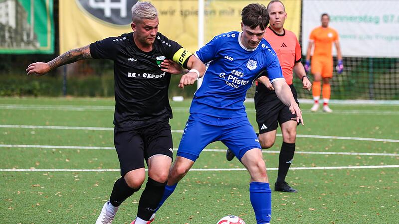 Stockheims Spielertrainer Marcel Lindner (schw., hier im August im Zweikampf mit Oberhaids Torsch&uuml;tzen Alexander Maslin und noch nicht im Traineramt) hat sich f&uuml;r die Partie gegen den SC Kemmern am Sonntag eine besondere &bdquo;Herangehensweise&ldquo; ausgeda...