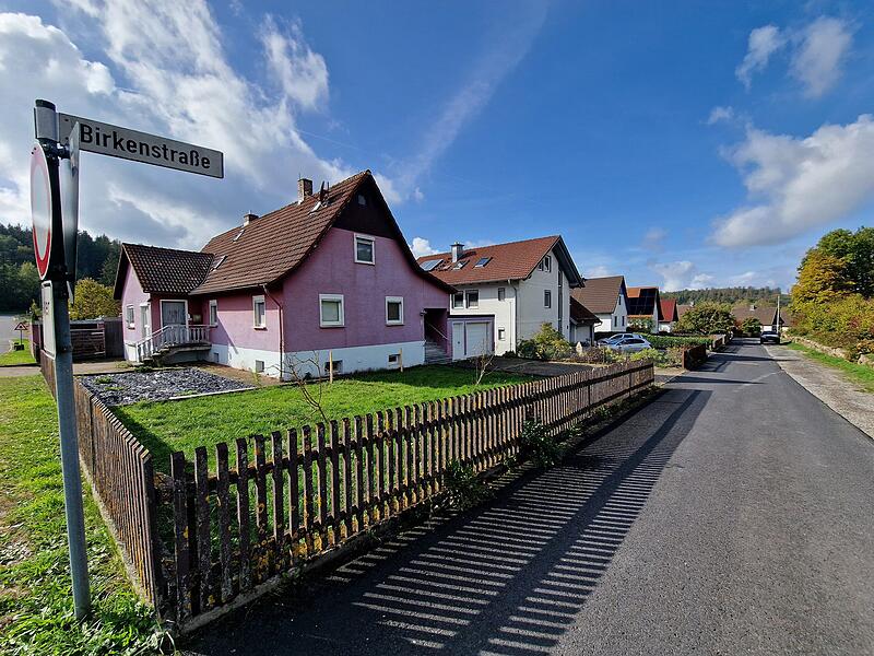 F&uuml;r das Grundst&uuml;ck Birkenstra&szlig;e 1 liegt eine Bauvoranfrage f&uuml;r ein dreigeschossiges B&uuml;rogeb&auml;ude vor. Der Gemeinderat sieht vor allem die H&ouml;he und Gr&ouml;&szlig;e des geplanten Neubaus kritisch.